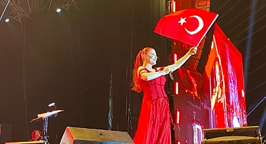 Bursalılar Cumhuriyet Bayramı'nı Candan Erçetin konseriyle kutladı 