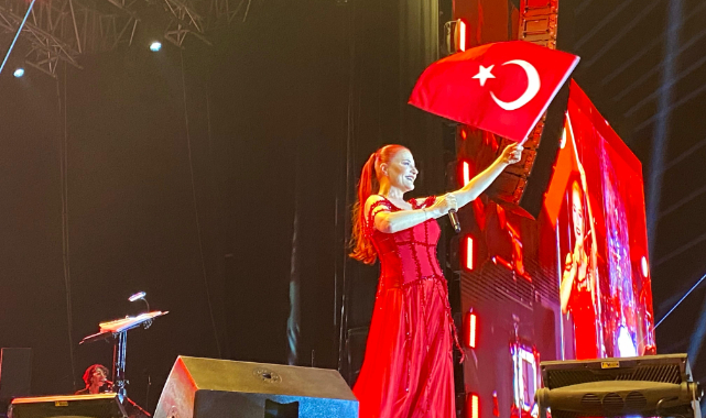 Bursalılar Cumhuriyet Bayramı'nı Candan Erçetin konseriyle kutladı 