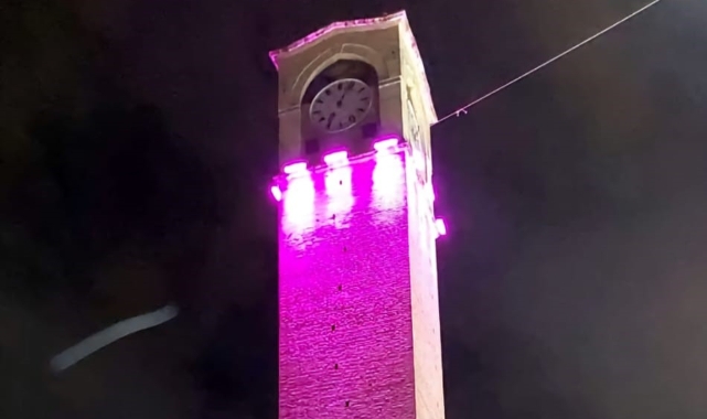 Büyük Saat Kulesi pembeye büründü