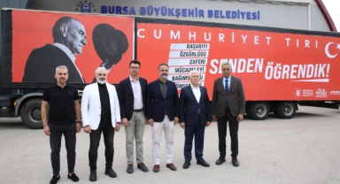 Büyükşehir Belediyesi'nin Cumhuriyet Tırı 29 Ekim coşkusunu Bursa'ya yayıyor