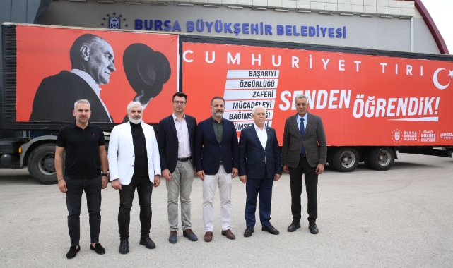 Büyükşehir Belediyesi'nin Cumhuriyet Tırı 29 Ekim coşkusunu Bursa'ya yayıyor