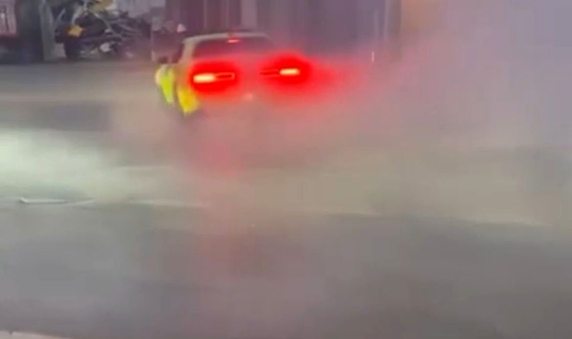 Cadde üzerinde tozu dumana kattı