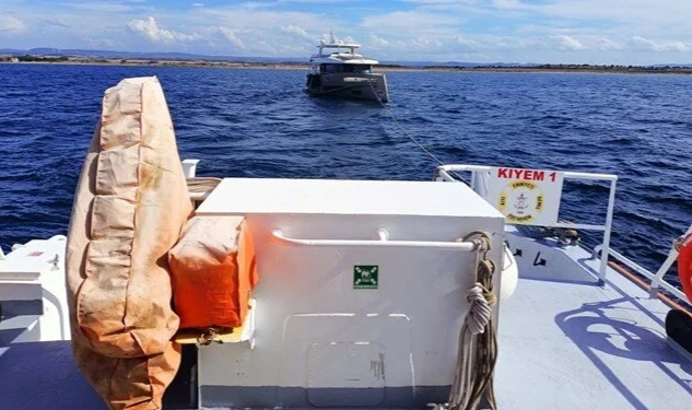Çanakkale Boğazı'nda sürüklenen tekne kurtarıldı