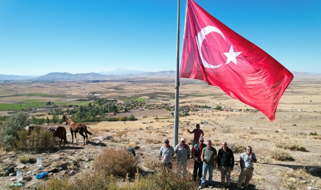 Çanakpınar mahallesinin zirvesine dev Türk Bayrağı asıldı