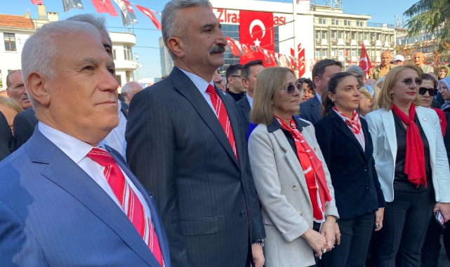 CHP Bursa’dan Cumhuriyet Bayramı için çelenk sunumu!