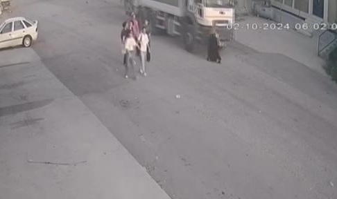 Çöp kamyonunun altında kalan kadın ağır yaralandı