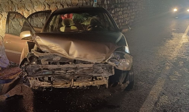 Çorum’da otomobil istinat duvarına çarptı