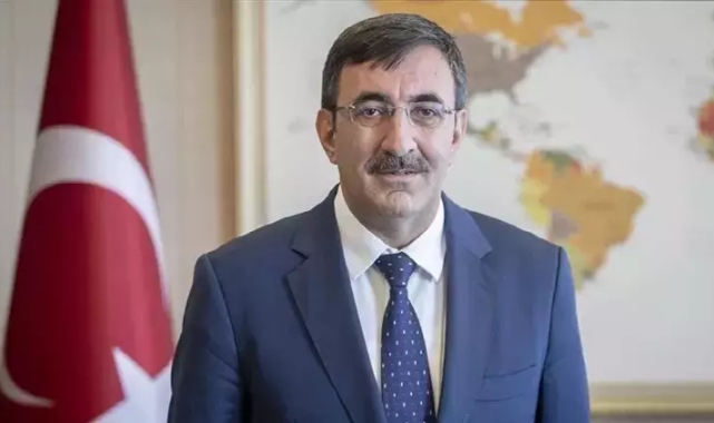 Cumhurbaşkanı Yardımcısı Yılmaz, SAHA EXPO'da firmaların stantlarını gezdi