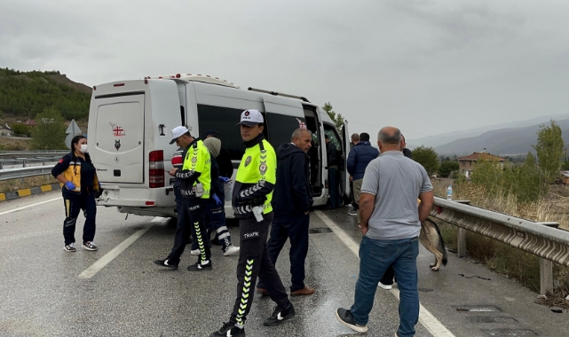 D100'de minibüs bariyerlere çarptı