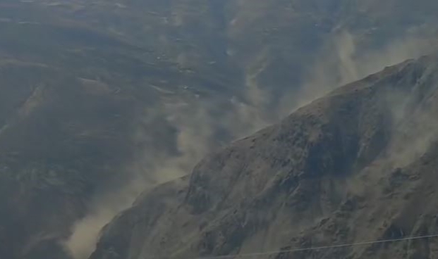 Deprem anında dağdan dumanlar yükseldi