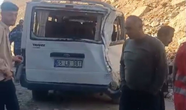  Dev kayalar minibüsün üzerine düştü   