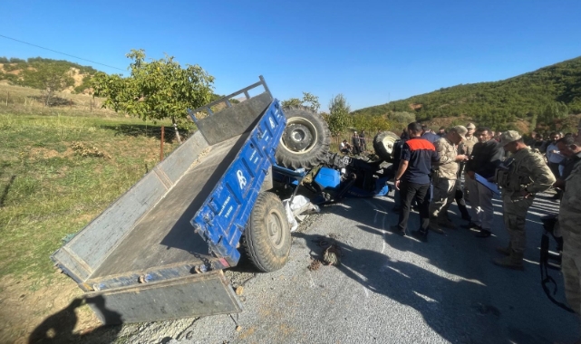 Devrilen traktörün altında kaldı hayatını kaybetti