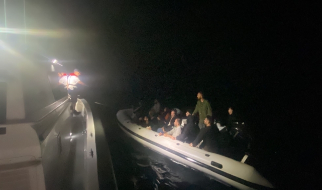 Didim'de 16 düzensiz göçmen kurtarıldı