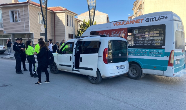 Dolmuş ile hafif ticari araç çarpıştı: 1 yaralı