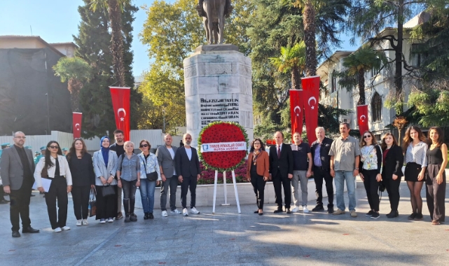 Bursa'da Dünya Mimarlık Günü'nde Atatürk Anıtı'na çelenk takdimi