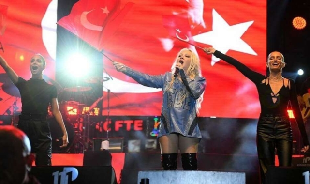 Ece Seçkin sahne tarzıyla sosyal medyayı salladı