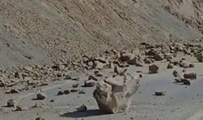 Elazığ'da deprem sonrası kayalar yola düştü