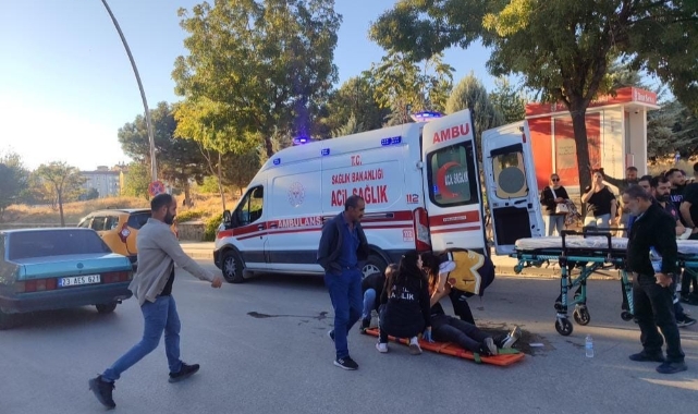 Elazığ'da ticari taksi ile motosiklet çarpıştı