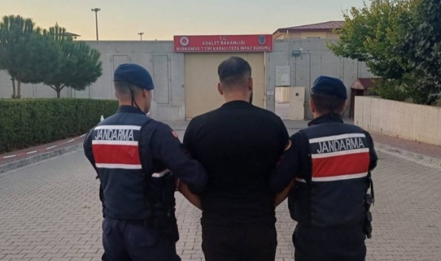 Firari hükümlüler jandarmadan kaçamadı