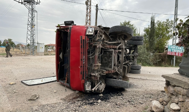 Freni boşalan kamyon duvara vurarak durabildi