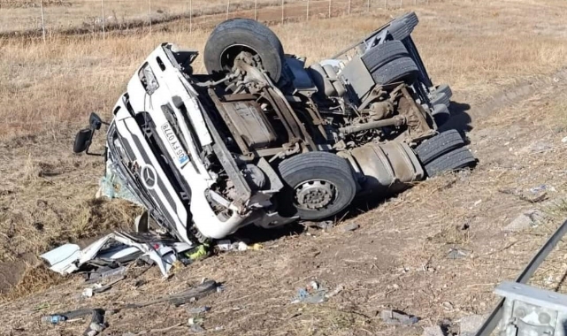 Gaziantep'te TAG otoyolunda devrilen TIR'ın sürücüsü hayatını kaybetti