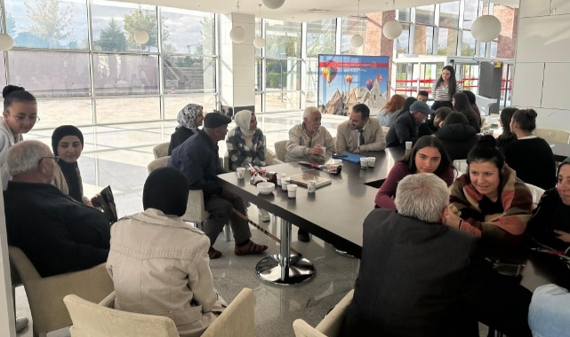 Gençler yaşlılarla buluştu