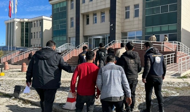 Göçmenlerin üzerinden sahte pasaport çıktı