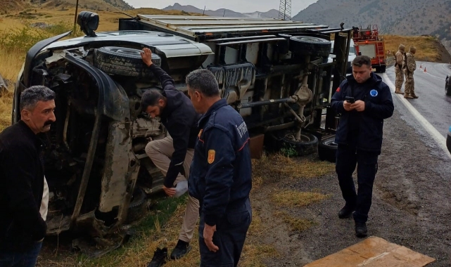 Hakkari'de kamyonet devrildi: 1 yaralı
