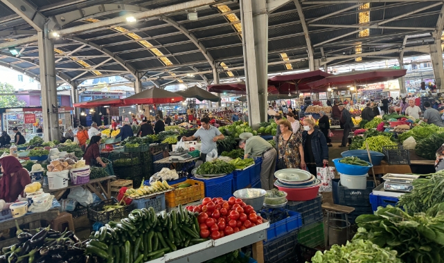 Halk pazarında fiyatlar yükseldi