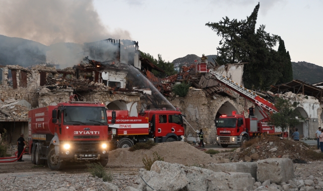 Hatay'da ahşap bina alevlere teslim oldu