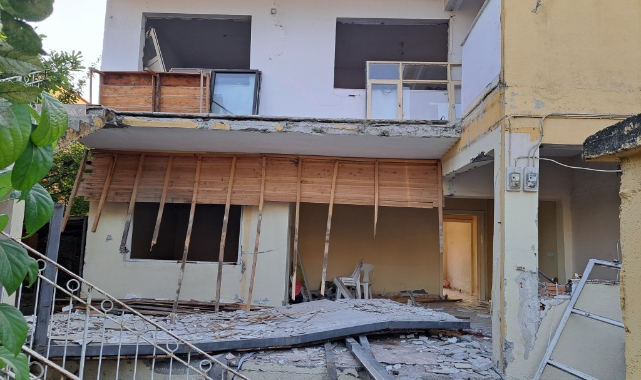 Hatay'da hasarlı evin çöken balkonunun altında kalan 2 kişi öldü