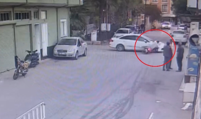 Hatay’da otomobil ile motosikletin çarpışma anı kamerada