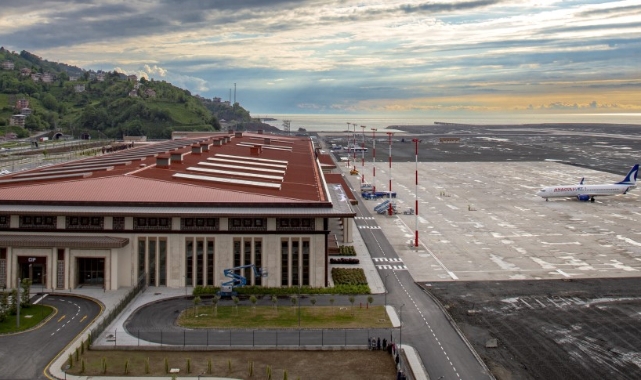 Havalimanına yıldırım düştü