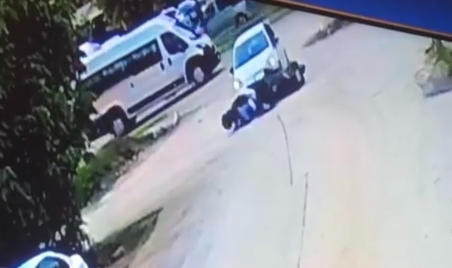 Hızla gelen motosiklet otomobile çarptı!
