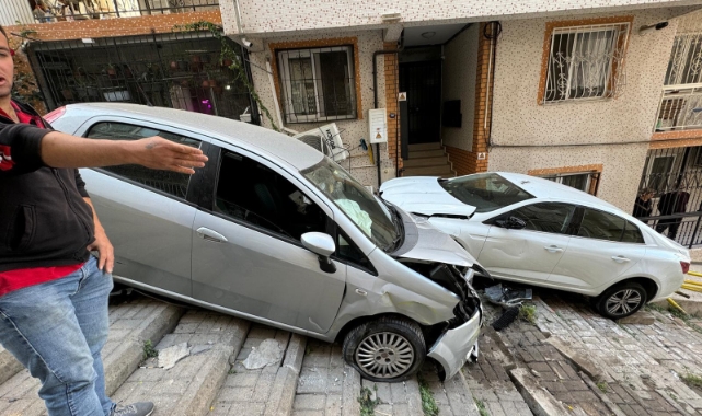 Hızla sokağa giren otomobil ortalığı yıkıp geçti 