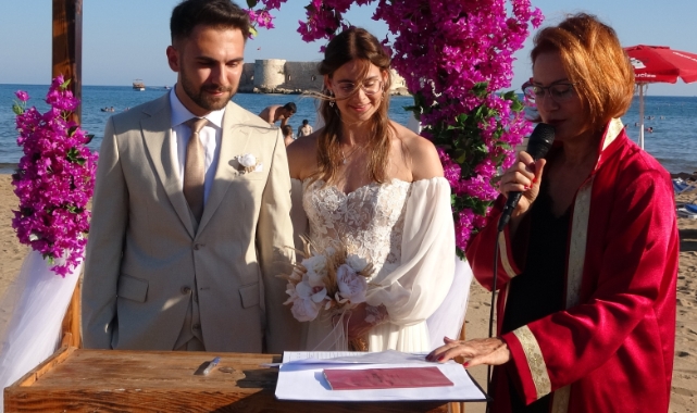 Hollandalı gelin 'Kızkalesi' sahilindeki nikah töreniyle evlendi