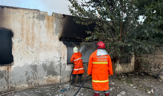 Iğdır'da metruk binada yangın