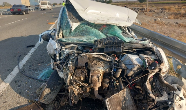 Iğdır'da minibüs otomobille çarpıştı: 8 yaralı