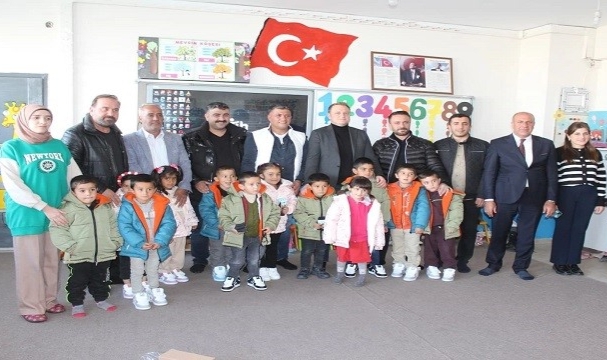 İş adamı Kara’dan bin 200 öğrenciye kışlık desteği