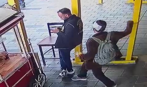 İstiklal Caddesi'nde polise bıçaklı saldırı
