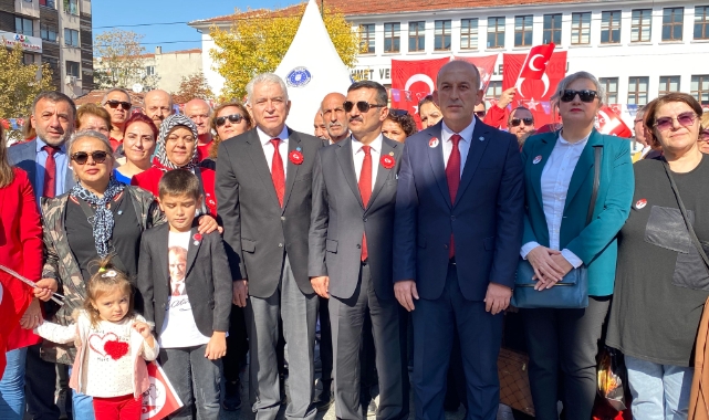 İYİ Parti Bursa'dan Cumhuriyet Bayramı çelengi