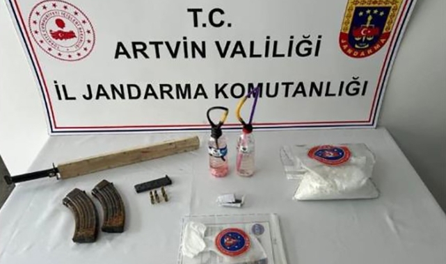 Jandarmanın durdurduğu aracın farından kaleşnikof şarjörü çıktı