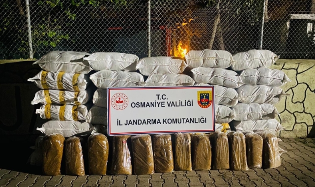 Jandarmanın durdurduğu minibüste 1 ton 460 kilo kaçak tütün ele geçirildi   