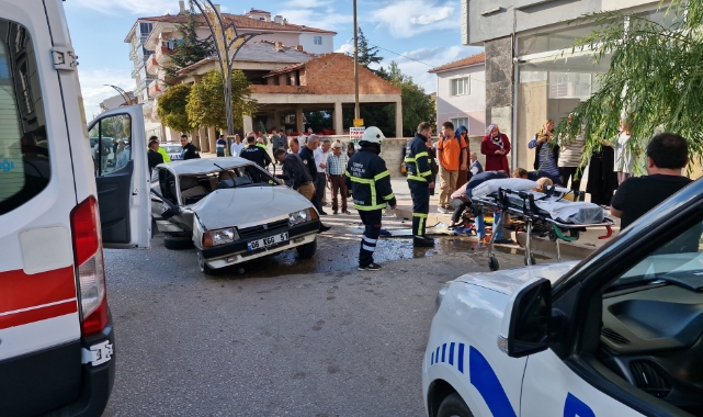 Kaldırıma çarpan otomobil takla attı