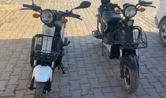 Kameralara aldırış etmeden iki elektrikli bisiklet çaldı