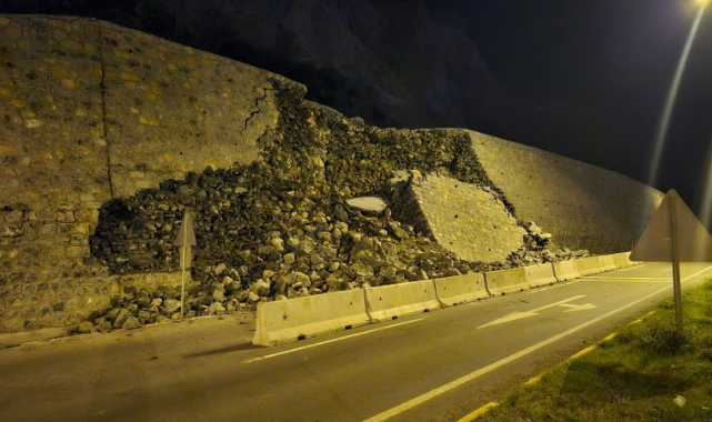 Karayolundaki heyelan anı kamerada