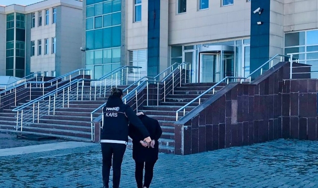 Kars’ta İranlı kadının makadından 94 parça uyuşturucu çıktı