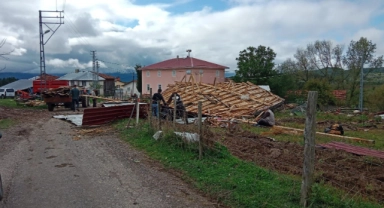 Kastamonu'da fırtınanın uçurduğu çatı başka bir evin üzerine düştü