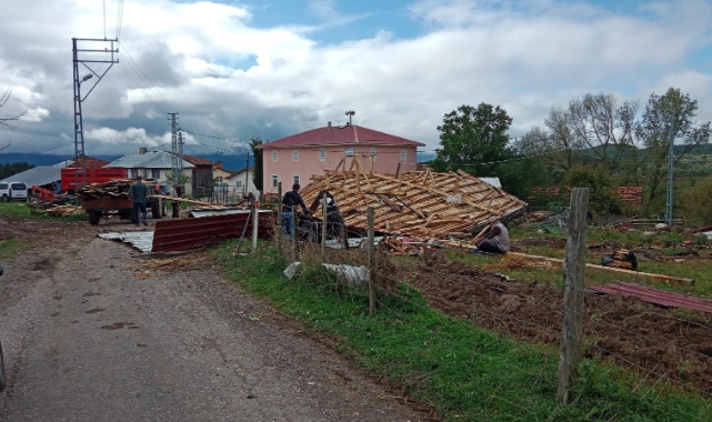 Kastamonu'da fırtınanın uçurduğu çatı başka bir evin üzerine düştü