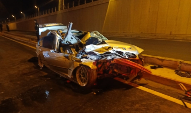 Kastamonu’da kamyona çarpan otomobil hurdaya döndü